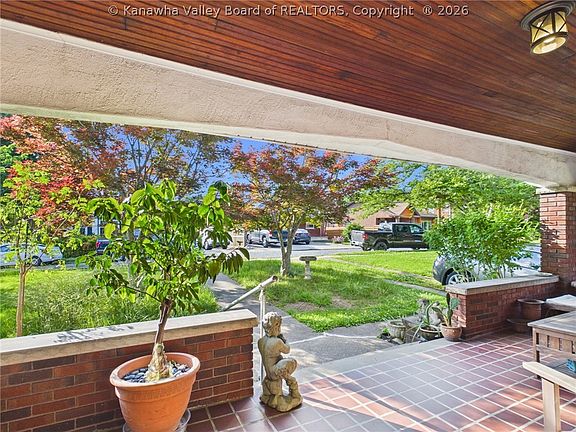 3rd image of 890 Poplar Rd
