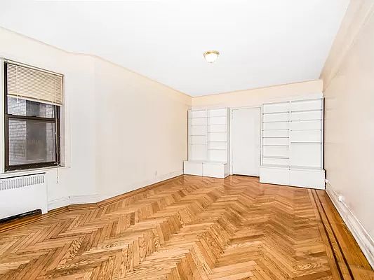 3rd image of 687 W 204th St APT 3A