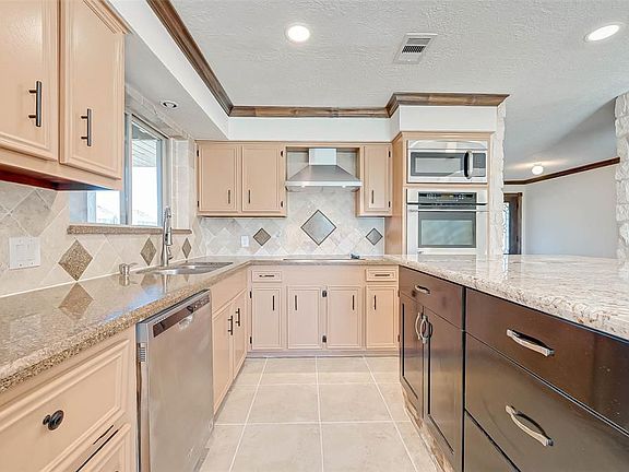 3rd image of 26611 Meadow Ln