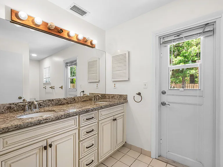 1051 SW 21st St — Photo 31