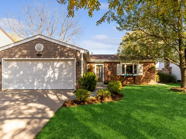 211 Albert Dr, Vernon Hills, IL 60061