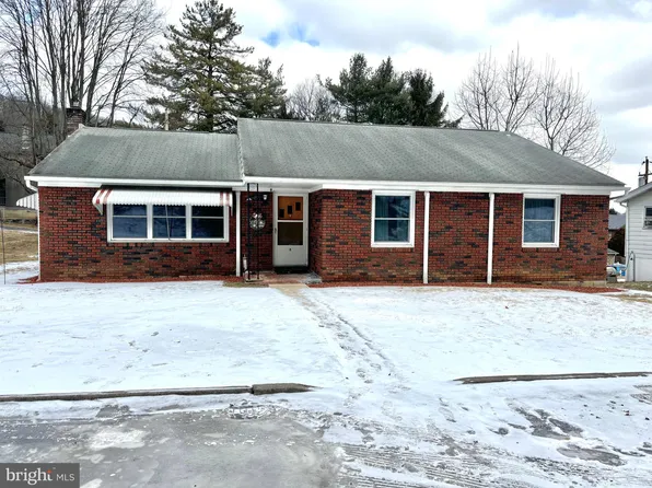 8 Pine Park Dr, Lewistown, PA 17044