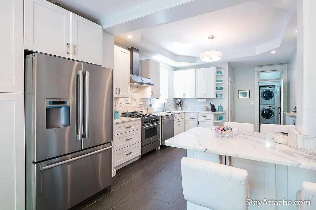 3 bed, 2.5 bath, 3000 sqft, $6,420 — Photo 3