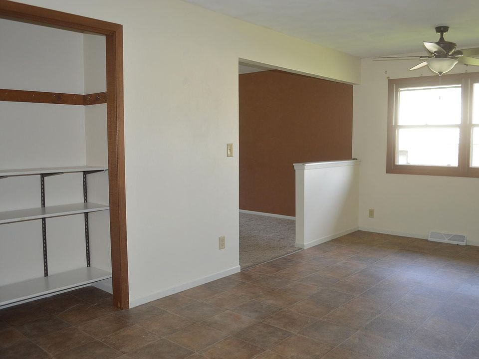 Kitchen/dining room w/ pantry