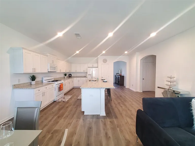 11218 Beverley Park St — Photo 11