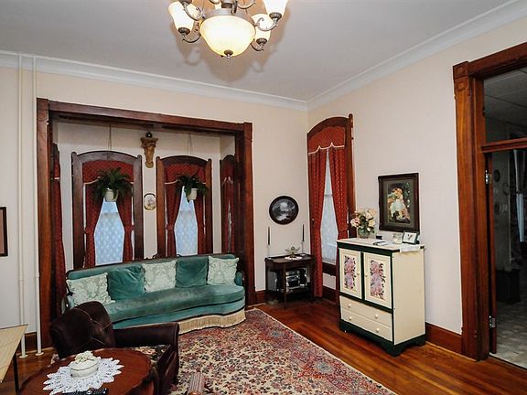 5th image of 612 Broadway St