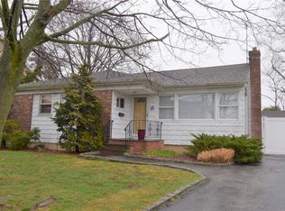297 Swansdowne Dr, Seaford, NY 11783