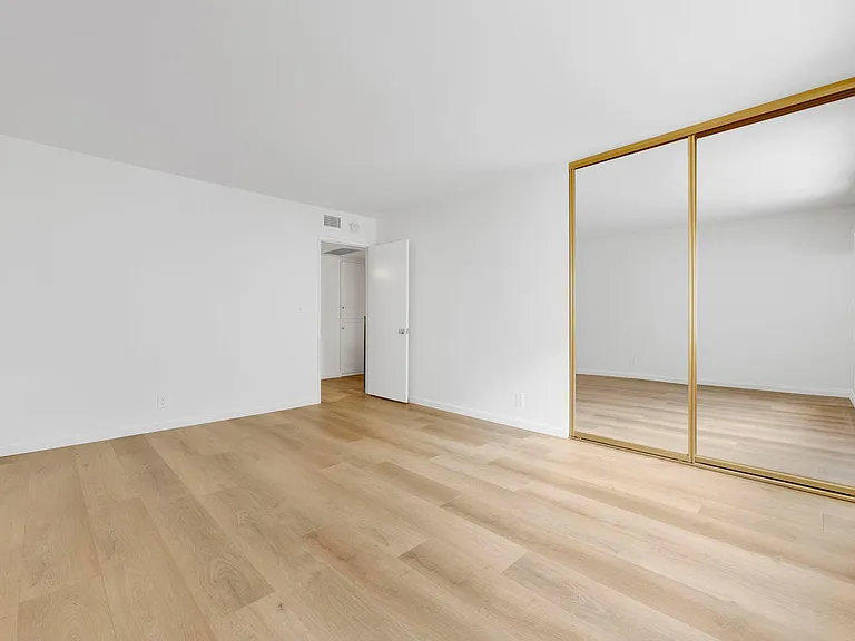 212 W Grand Ave #B — Photo 10