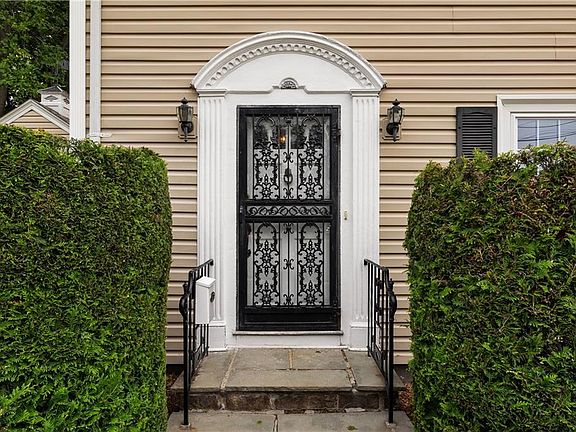3rd image of 10 Pelham Pkwy