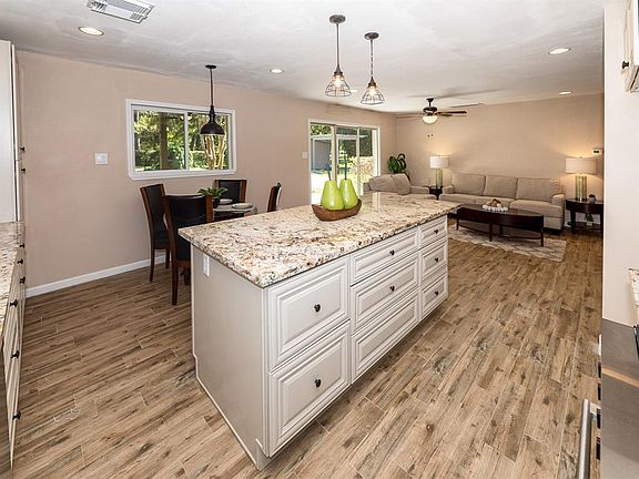 5th image of 503 S Shadowbend Ave