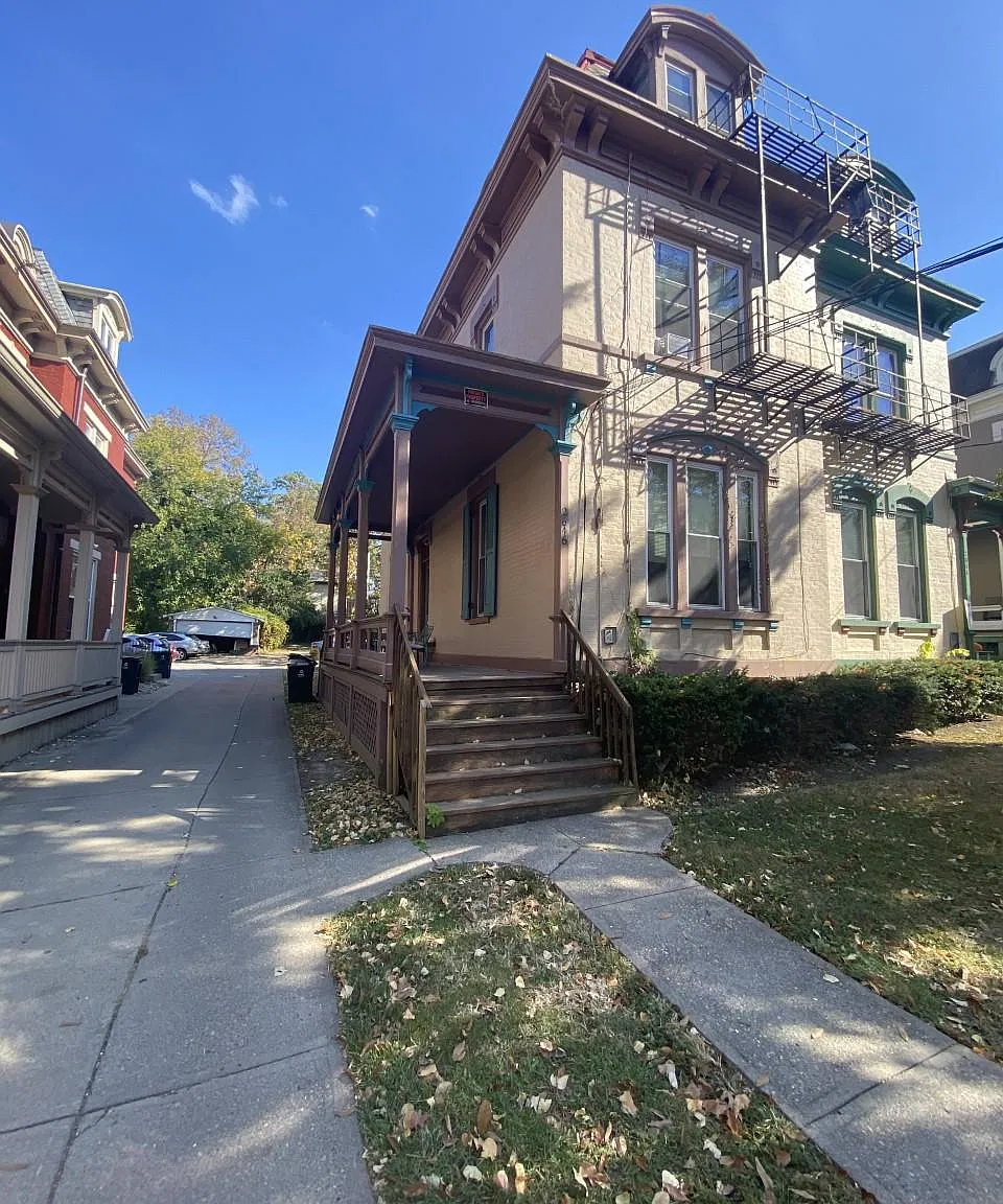 3 bed, 1.5 bath, 1932 sqft, $2,300 — Photo 1