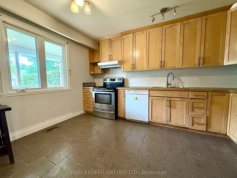 93 Melanie Cres — Photo 7