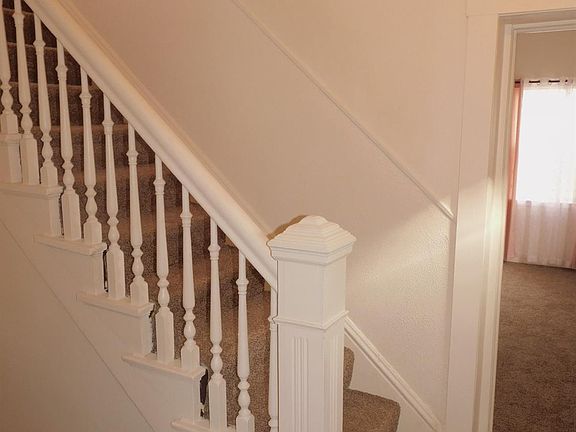 4th image of 838 Rosemont Ave