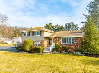 7 Acorn Dr, Loudonville, NY 12211