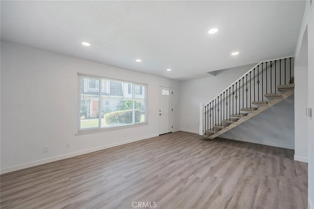 3 bed, 3.5 bath, 1320 sqft, $4,750 — Photo 4