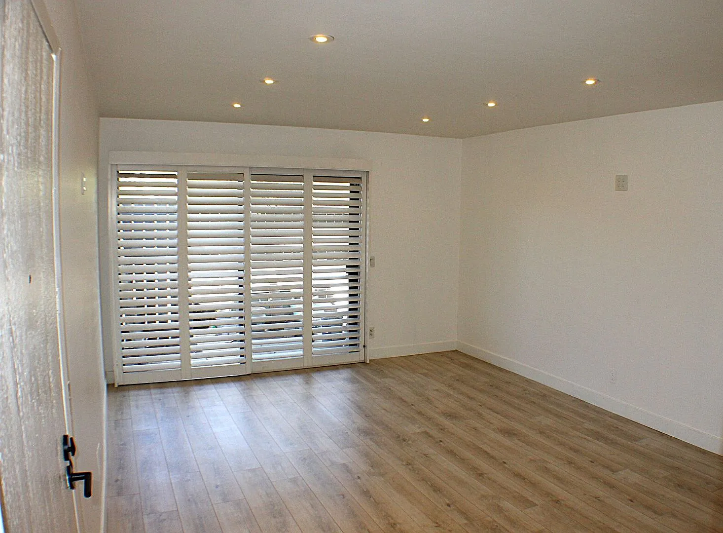 1 bedroom Meadow Lane Condo available for immediate move in — Photo 3