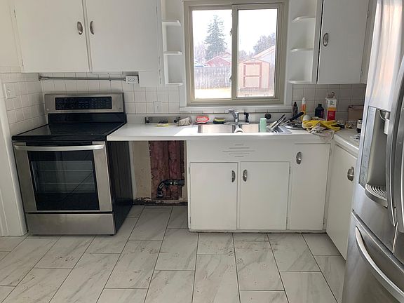 kitchen, the dishwasher is not in the picture!