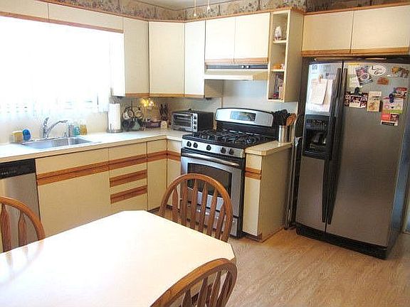 1st Floor Eat-In Kitchen