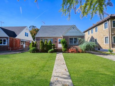 81-24 266th Street, Glen Oaks, NY, 11004