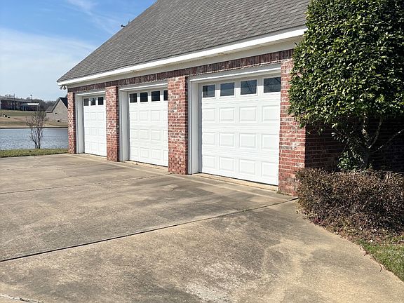 5th image of 100 Glenlake Dr