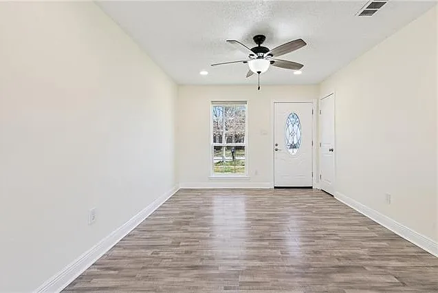 3 bed, 2.0 bath, 1200 sqft, $1,800 — Photo 2