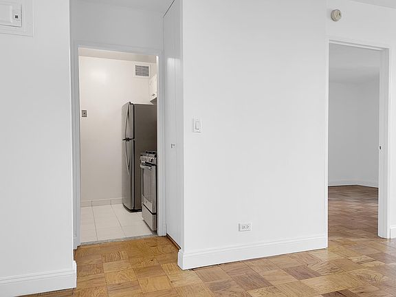 5th image of 220 E 65th St Ph A