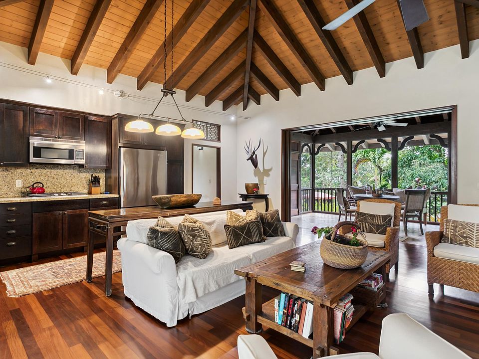Open concept . Real wood floors. High vaulted ceilings . Designed to capture soft trade wind breezes.