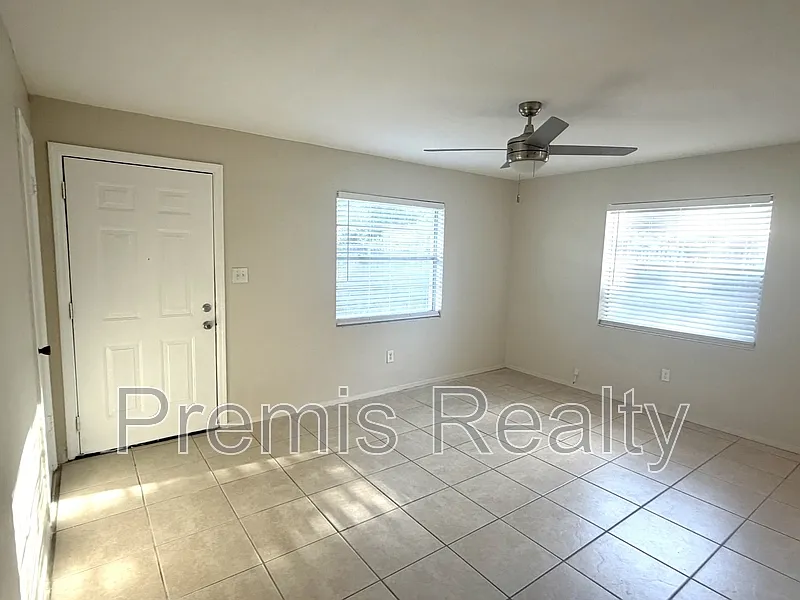 2 bed, 1.0 bath, 720 sqft, $1,595 — Photo 2