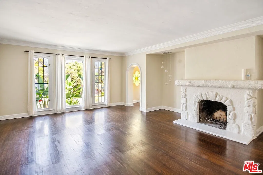 3 bed, 2.0 bath, 2650 sqft, $6,500 — Photo 2