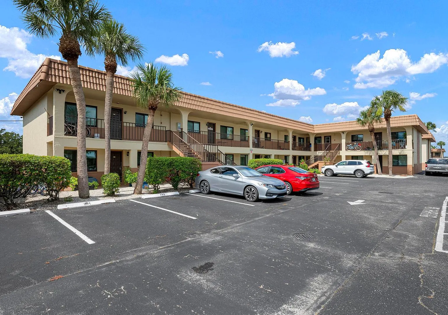 Gorgeous Fully Renovated 1st Floor 2 Bedroom 1 Bathroom Condo Located Just 5 Minutes From Venice ... — Photo 1