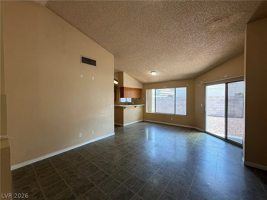 3 bed, 2.0 bath, 1249 sqft, $1,750 — Photo 4
