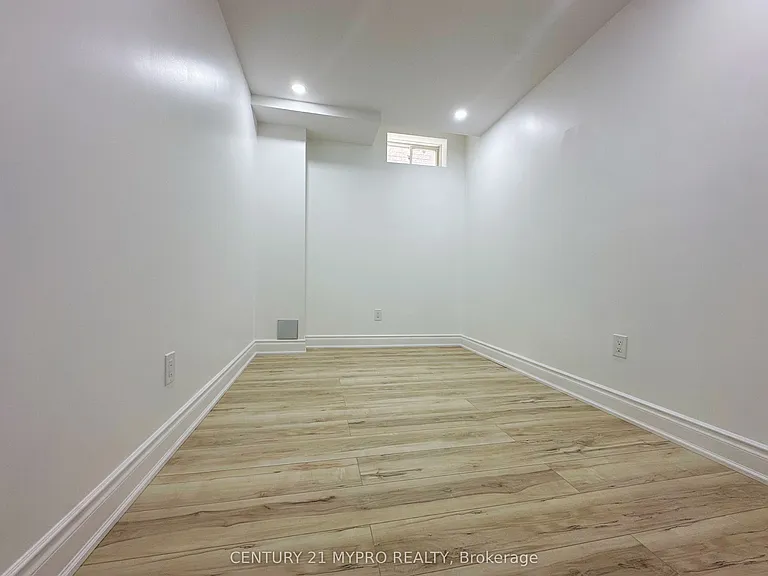 938 Red Deer Ave #BASEMENT — Photo 14