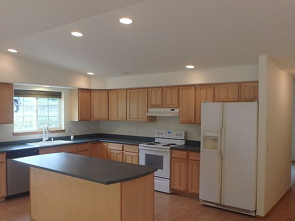 3rd image of 558 Maplewood Ln
