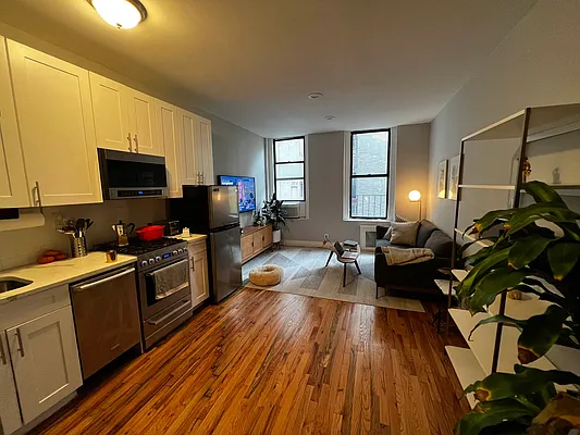 Rented by Salon Realty Corp | media 1