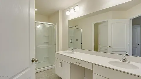 3 bed, 2.5 bath, 1722 sqft, $2,100 — Photo 4