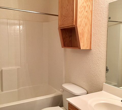3rd image of 911 Rosewood Dr APT A