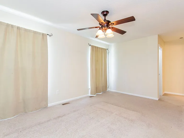 640 Counselor Sq — Photo 26