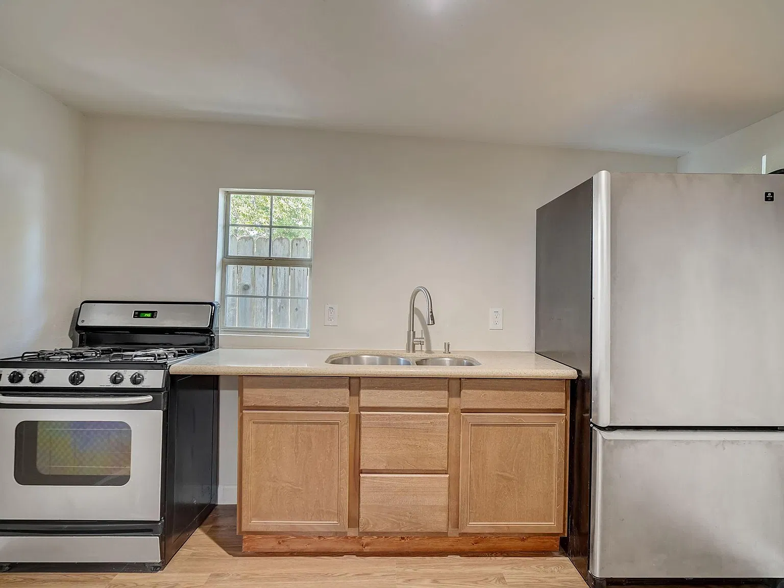 6 bed, 2357 sqft, $2,000 — Photo 3