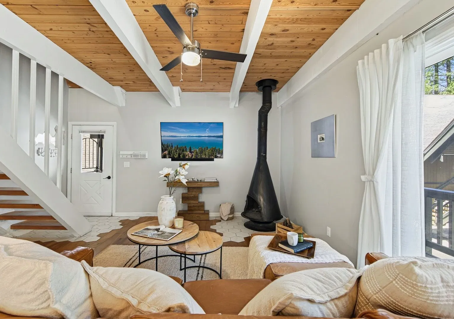 Spacious Condo with Balcony & Mountain Views — Photo 4