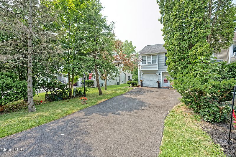 5th image of 27 Carriage Road