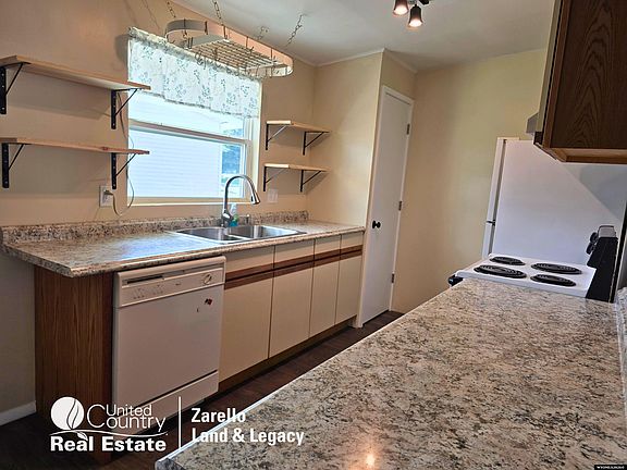 5th image of 75 Honeysuckle St