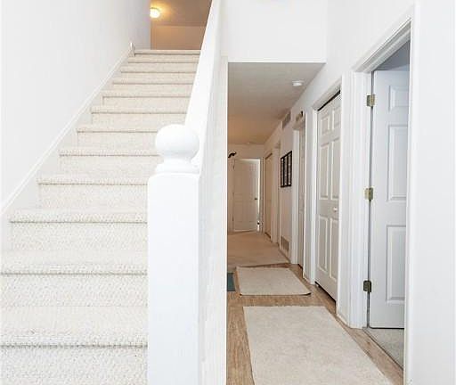 2nd image of 33 Canterbury Cir