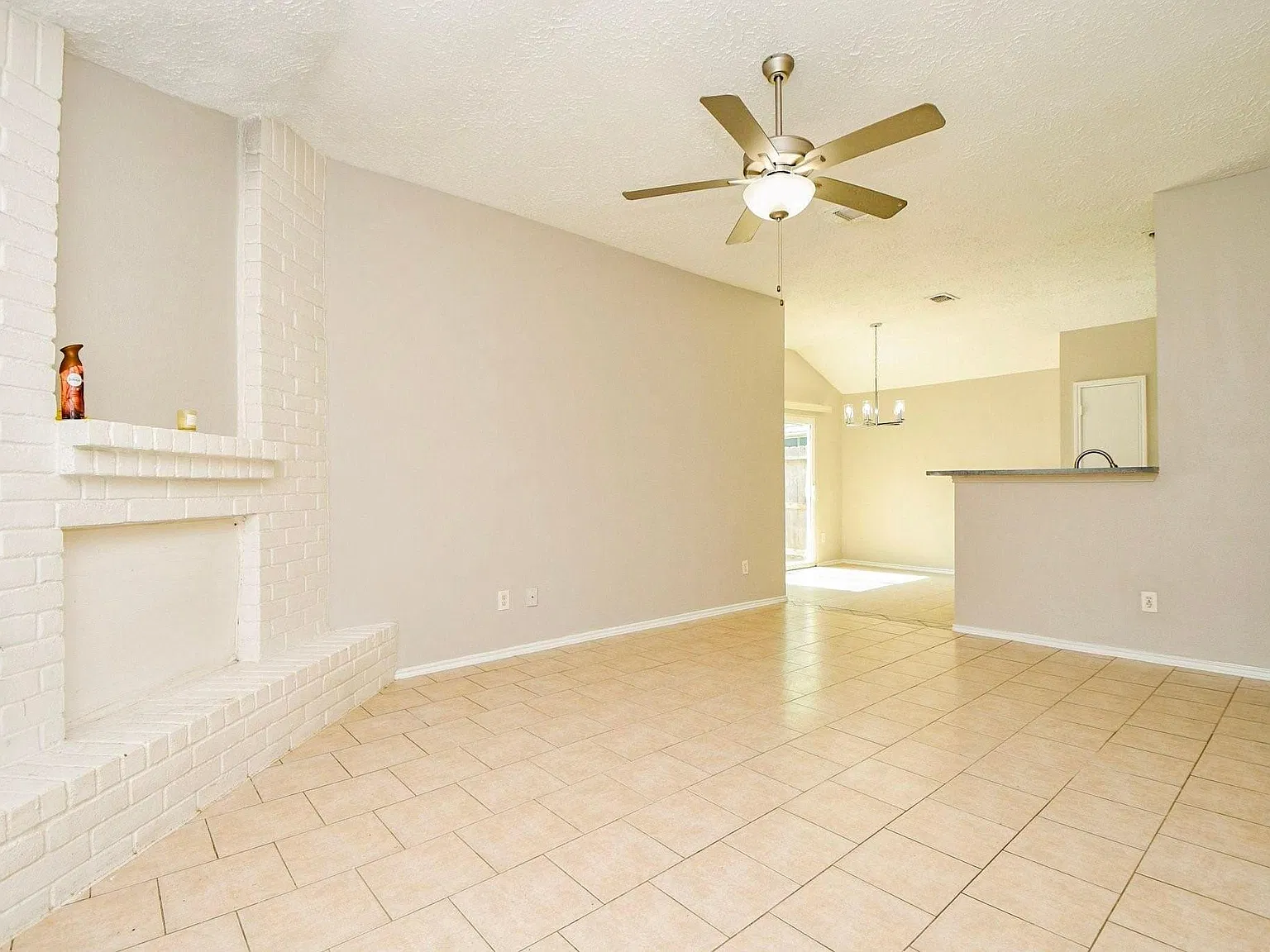 3 bed, 2.0 bath, 1214 sqft, $1,525 — Photo 3