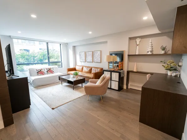 289 Drake St #201, Vancouver, BC V6B 5Z5