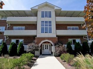 714 W 63rd St #1-304, Westmont, IL 60559