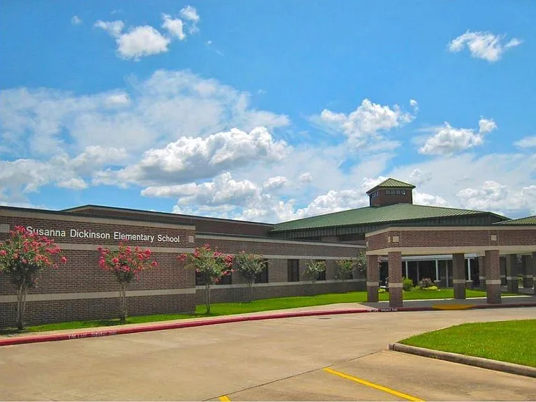 Zoned to award-winning Dickinson Elementary!