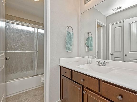 5th image of 618 Silver Creek Cir
