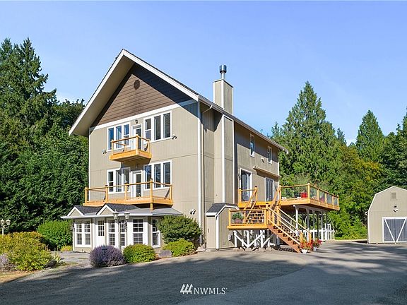 House has brand new Alaskan Yellow Cedar decks