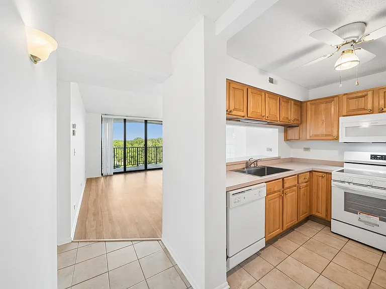 511 Aurora Ave #615 — Photo 2