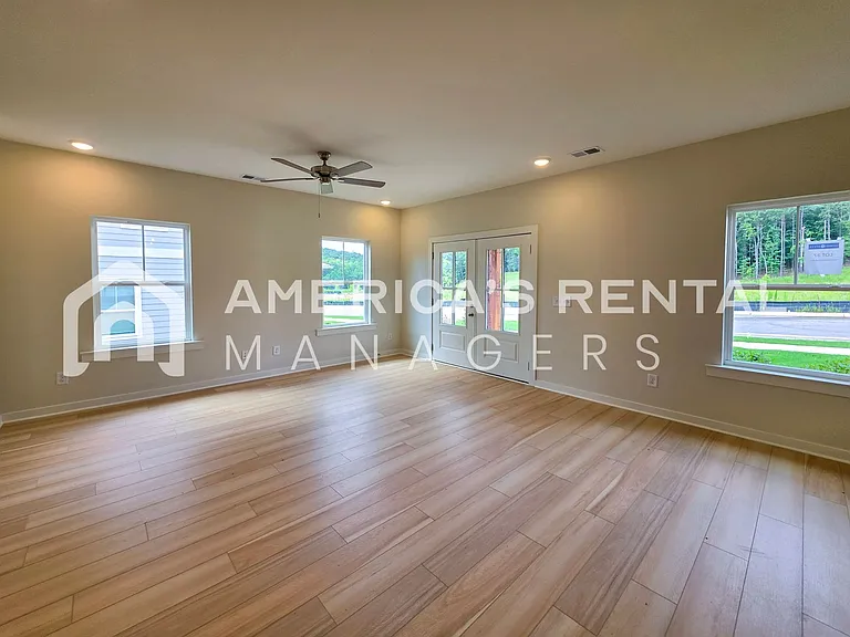 1017 Grand River Blvd W — Photo 12